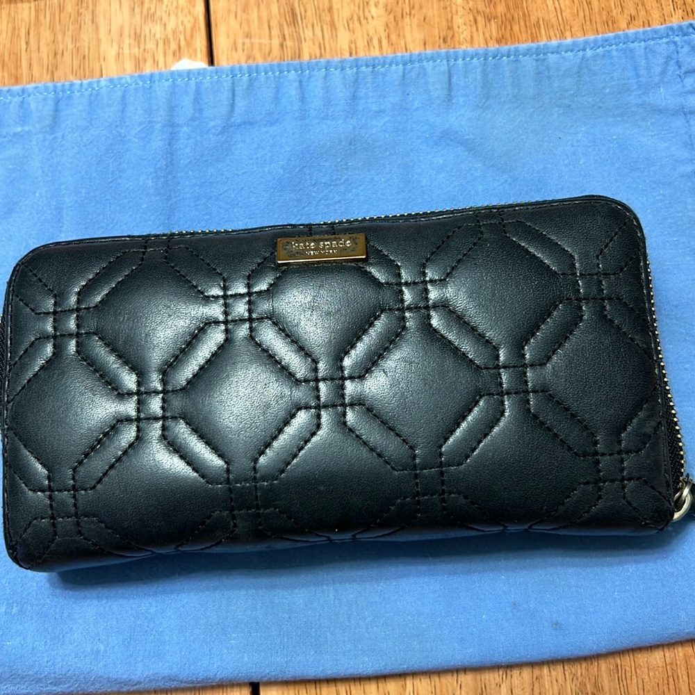 Good condition leather Kate spade wallet. Front pocket. Very functional.